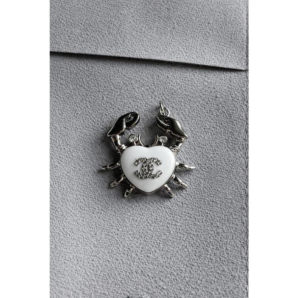 AUTHENTIC CHANEL White crab zipper pull